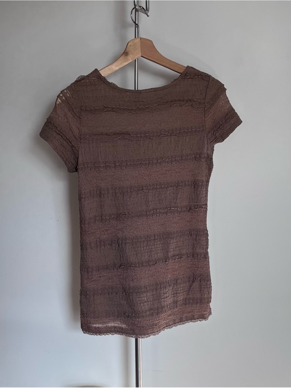 Suzy Shier Textured Short Sleeve Tee in Taupe Brown - Picture 4 of 8